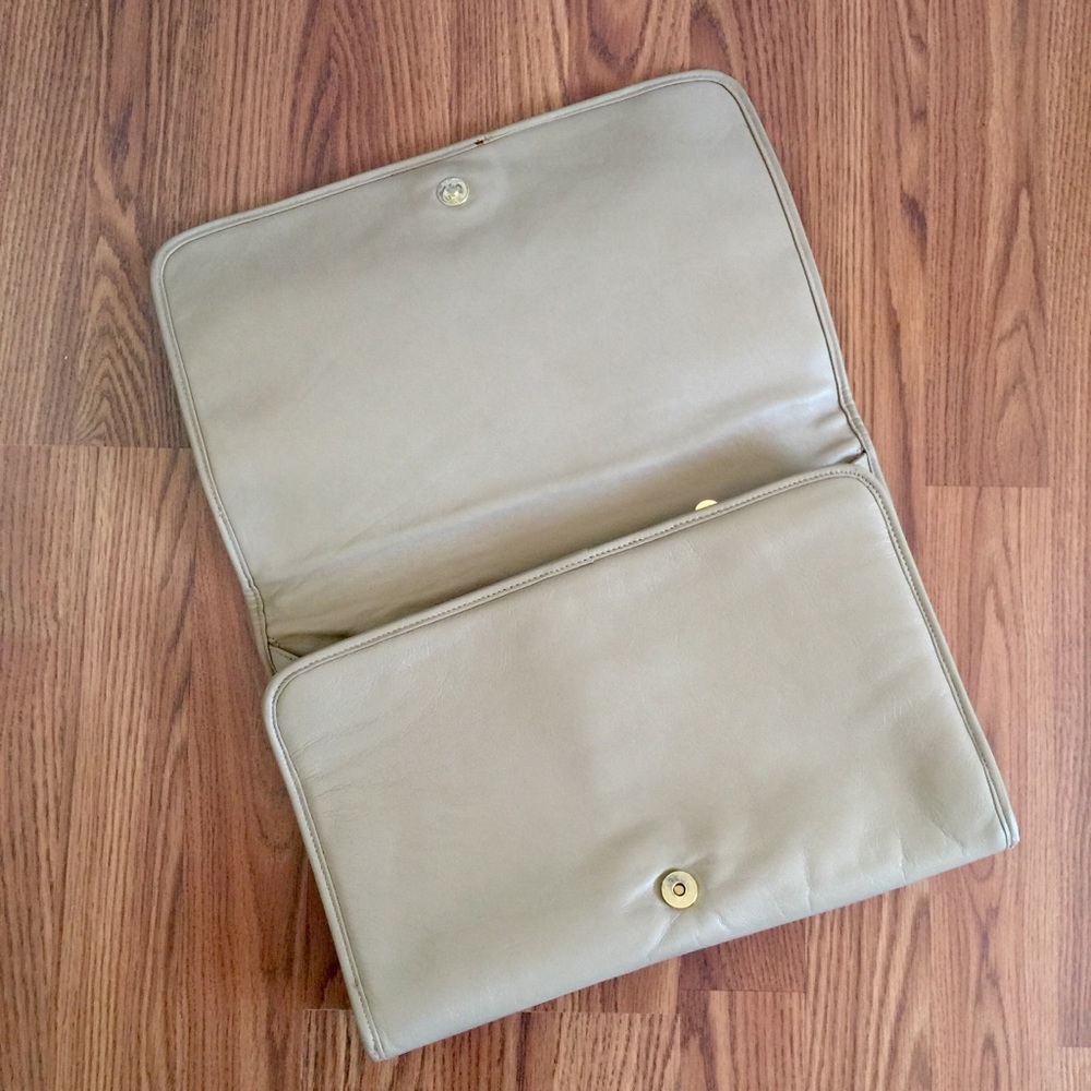 Danielle Nicole • Retro Oversized Leather Clutch - Picture 5 of 8